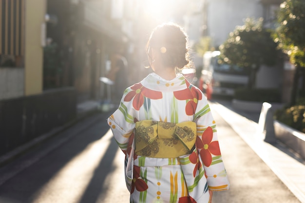 Mujer vistiendo hermosos kimonos japoneses y obi