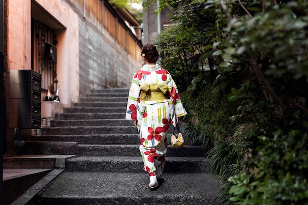 Mujer vistiendo hermosos kimonos japoneses y obi