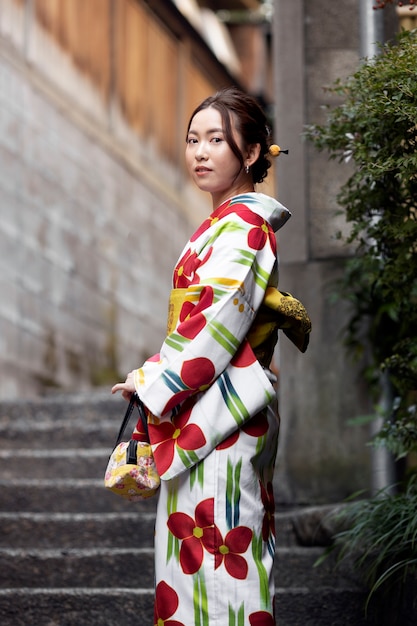 Mujer vistiendo hermosos kimonos japoneses y obi