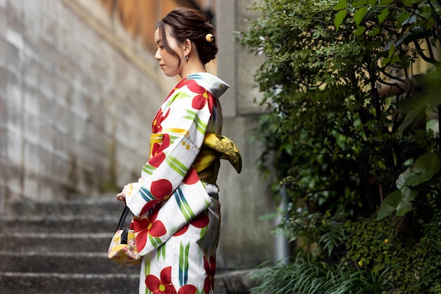 Mujer vistiendo hermosos kimonos japoneses y obi