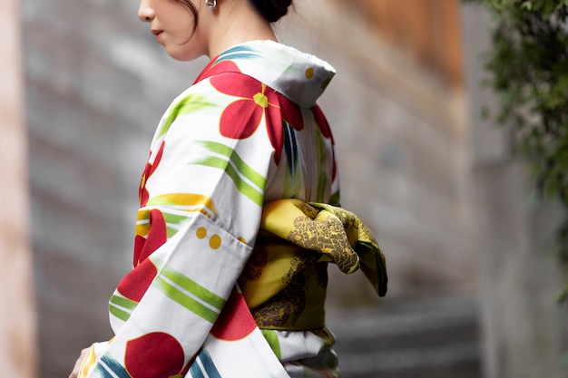 Mujer vistiendo hermosos kimonos japoneses y obi