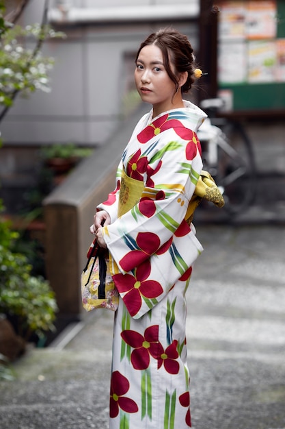 Mujer vistiendo hermosos kimonos japoneses y obi