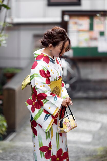 Mujer vistiendo hermosos kimonos japoneses y obi