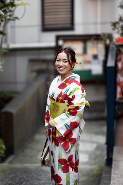 Mujer vistiendo hermosos kimonos japoneses y obi