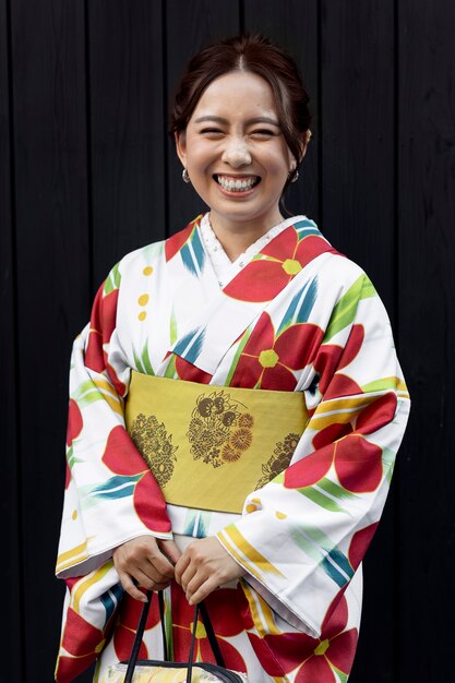 Mujer vistiendo hermosos kimonos japoneses y obi