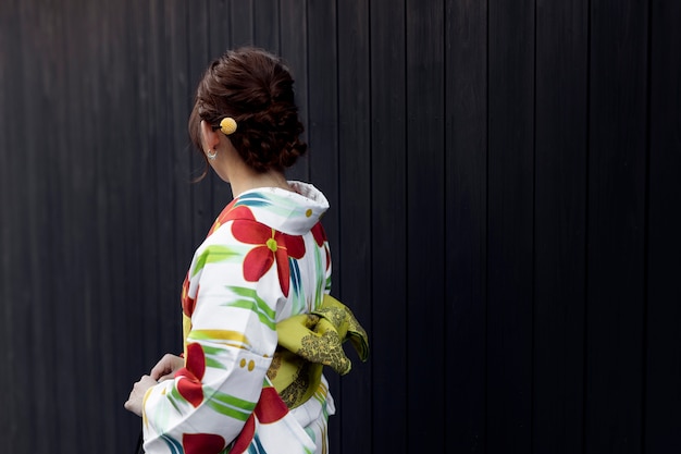 Foto gratuita mujer vistiendo hermosos kimonos japoneses y obi