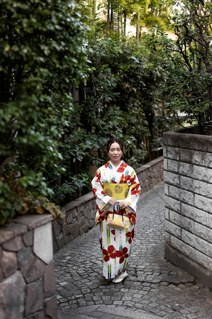 Mujer vistiendo hermosos kimonos japoneses y obi