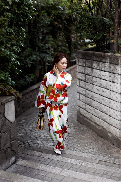 Mujer vistiendo hermosos kimonos japoneses y obi