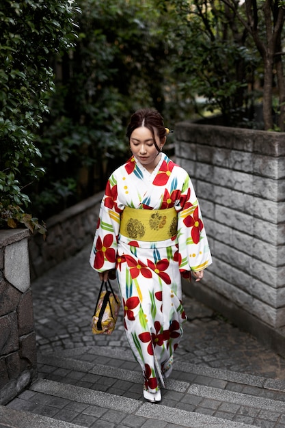 Mujer vistiendo hermosos kimonos japoneses y obi