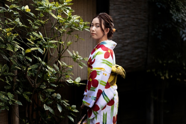 Foto gratuita mujer vistiendo hermosos kimonos japoneses y obi