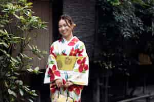 Foto gratuita mujer vistiendo hermosos kimonos japoneses y obi