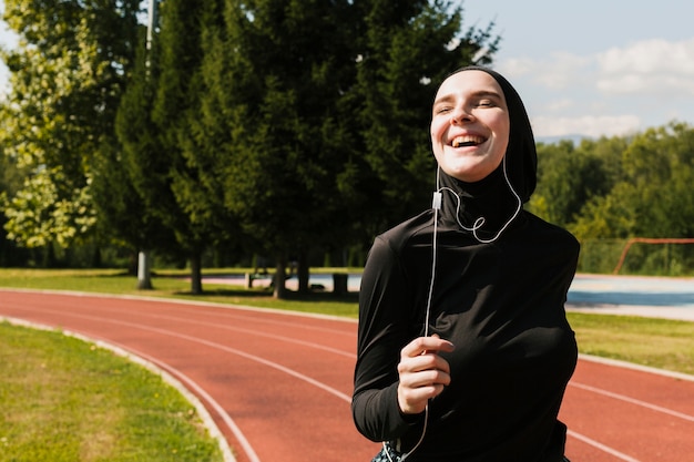 Mujer vistiendo hijab en la pista de atletismo