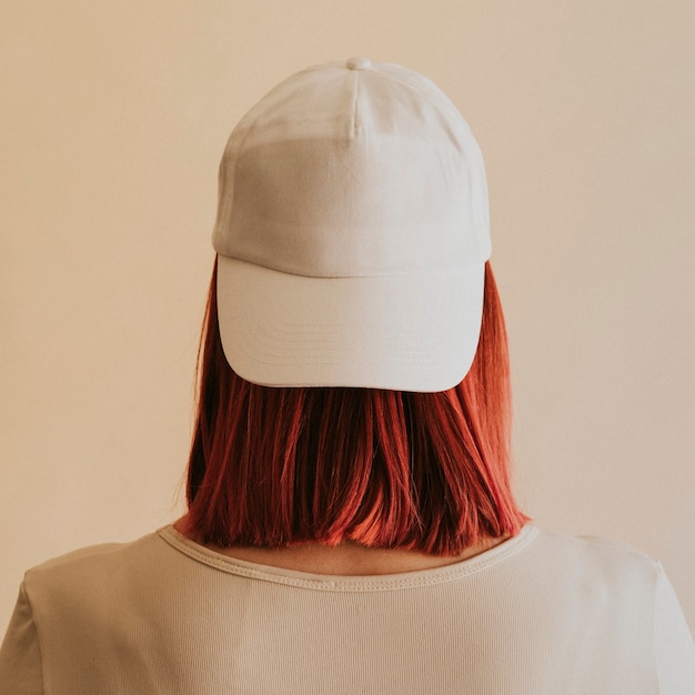 Foto gratuita mujer vistiendo una maqueta de gorra blanca