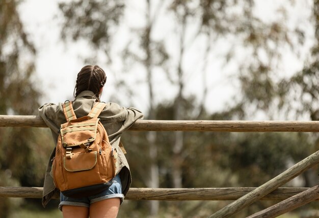 Mujer vistiendo mochila de tiro medio