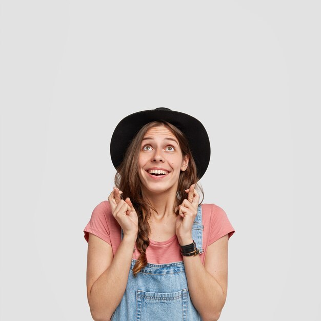 Mujer vistiendo un mono y sombrero con estilo