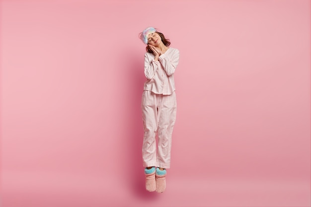 Mujer vistiendo pijama y antifaz para dormir