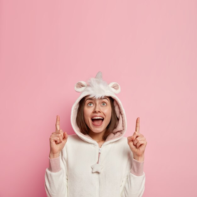 Mujer vistiendo pijama de unicornio