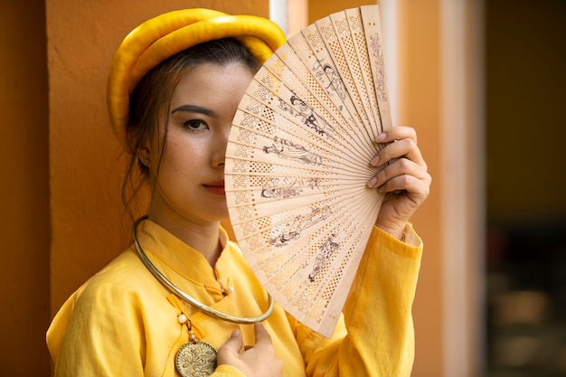 Mujer vistiendo ropa tradicional ao dai