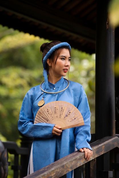 Mujer vistiendo ropa tradicional ao dai