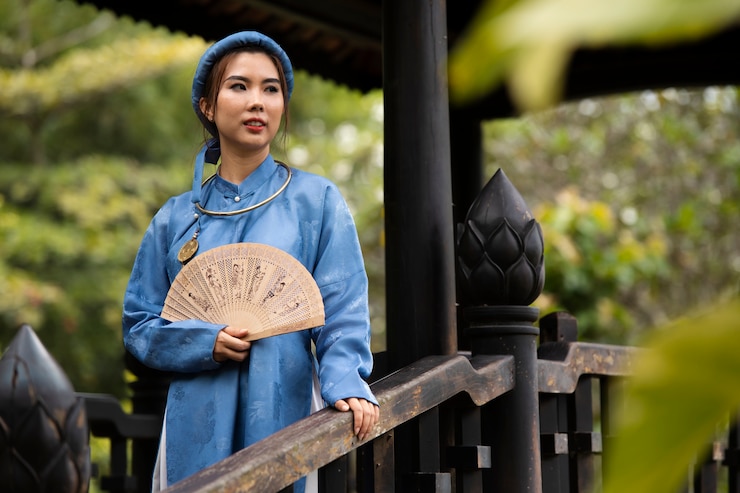 Foto gratuito mujer vistiendo ropa tradicional ao dai