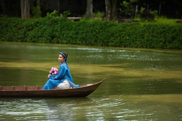 Mujer vistiendo ropa tradicional ao dai