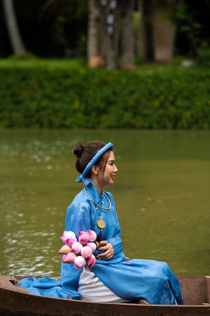 Mujer vistiendo ropa tradicional ao dai