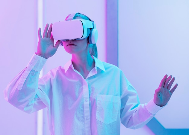 Foto gratuita mujer vistiendo simulador de realidad virtual