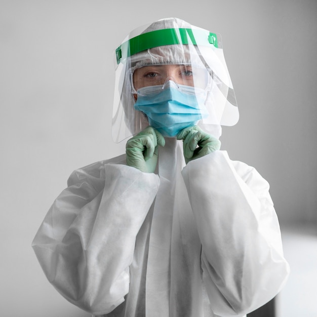 Mujer vistiendo un traje de protección