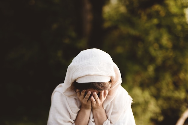 Foto gratuita mujer vistiendo túnica bíblica llorando - concepto confesando pecados