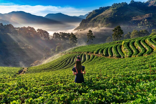 Mujer vistiendo vestido de tribu de las colinas en el jardín de fresas en Doi Ang Khang, Chiang Mai, Tailandia.