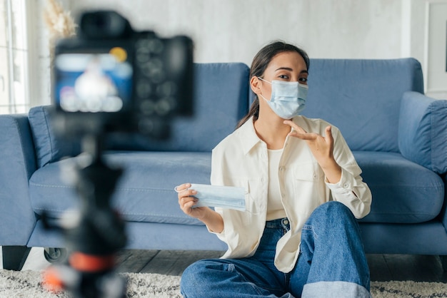 Mujer vlogging sobre mascarillas