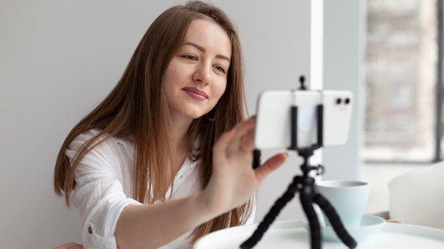 Mujer vlogging con su teléfono