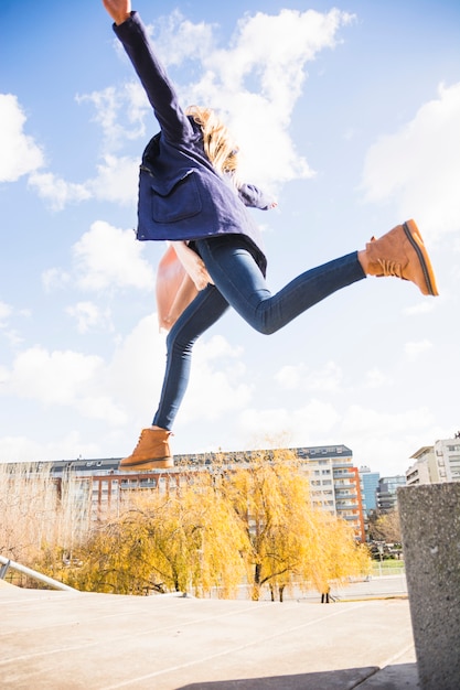 Mujer volando en el parque de otoño