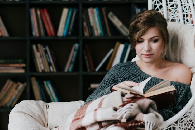 Mujer volteando páginas del libro