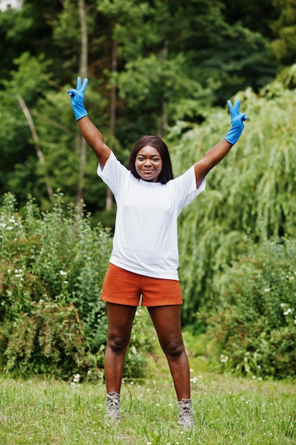 Mujer voluntaria africana en el parque África voluntariado caridad personas y concepto de ecología