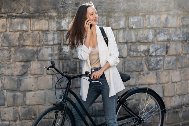 Mujer yendo a trabajar en bicicleta