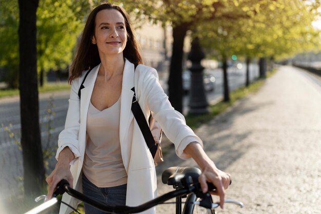 Mujer yendo a trabajar en bicicleta