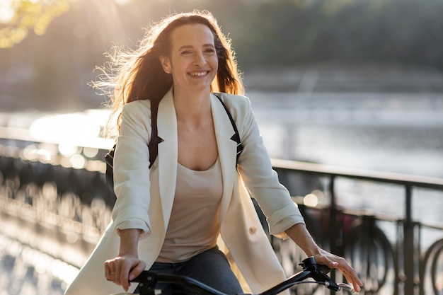 Mujer yendo a trabajar en bicicleta