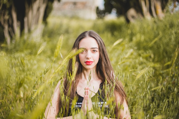 Mujer, yoga, campo