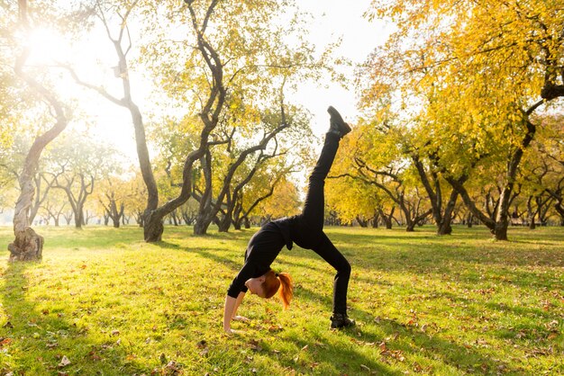 Mujer, yoga, otoño, parque