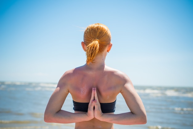 Mujer, yoga, reverso, namaste