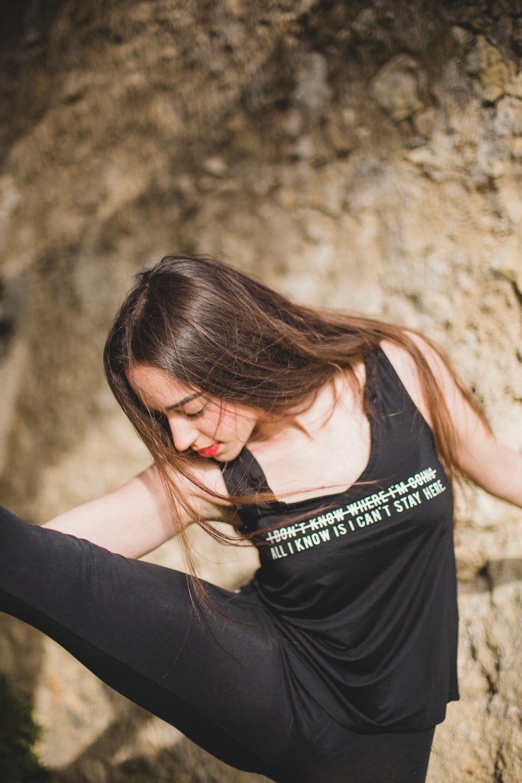 Foto gratuito mujer, yoga, roca