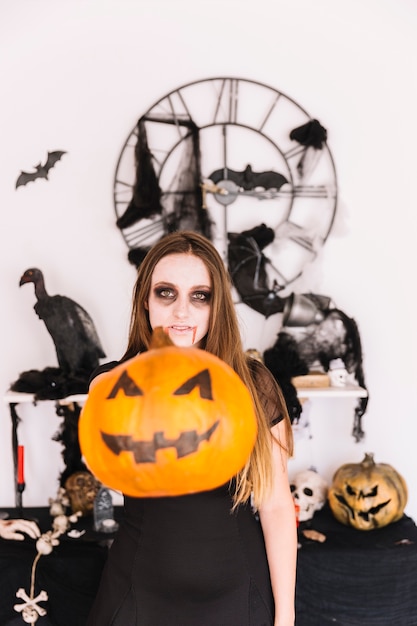 Mujer en zombie sombría frente a decoraciones permitidas