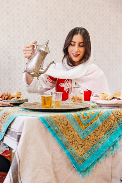Mujere musulmana echando té