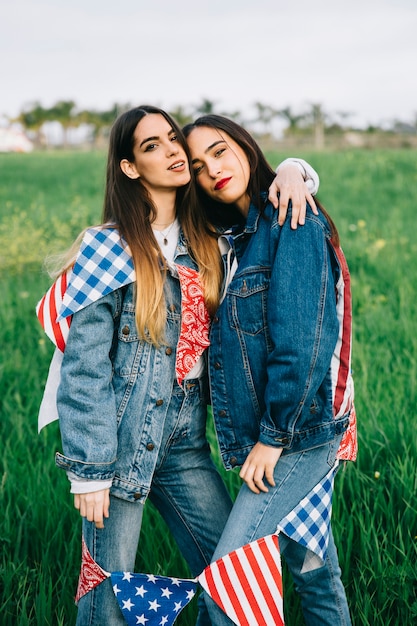 Mujeres abrazándose en el campo y sonriendo