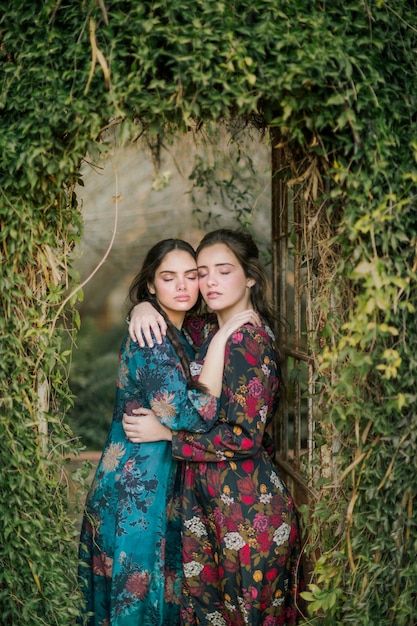 Foto gratuita mujeres abrazándose con los ojos cerrados