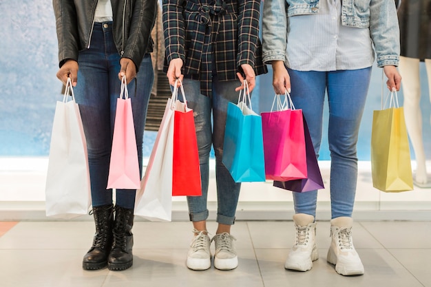 Mujeres adultas con bolsas de colores