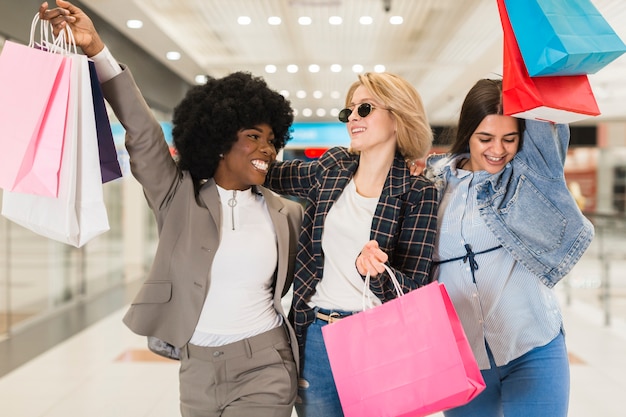 Foto gratuita mujeres adultas comprando juntas