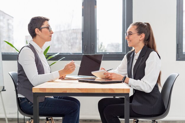 Mujeres adultas discutiendo nuevo proyecto