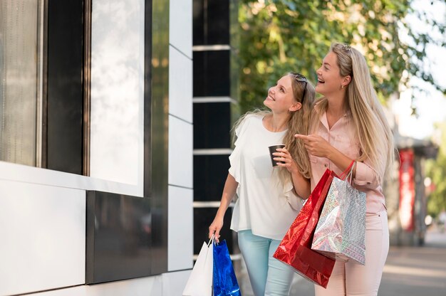 Mujeres adultas con estilo caminando juntos al aire libre